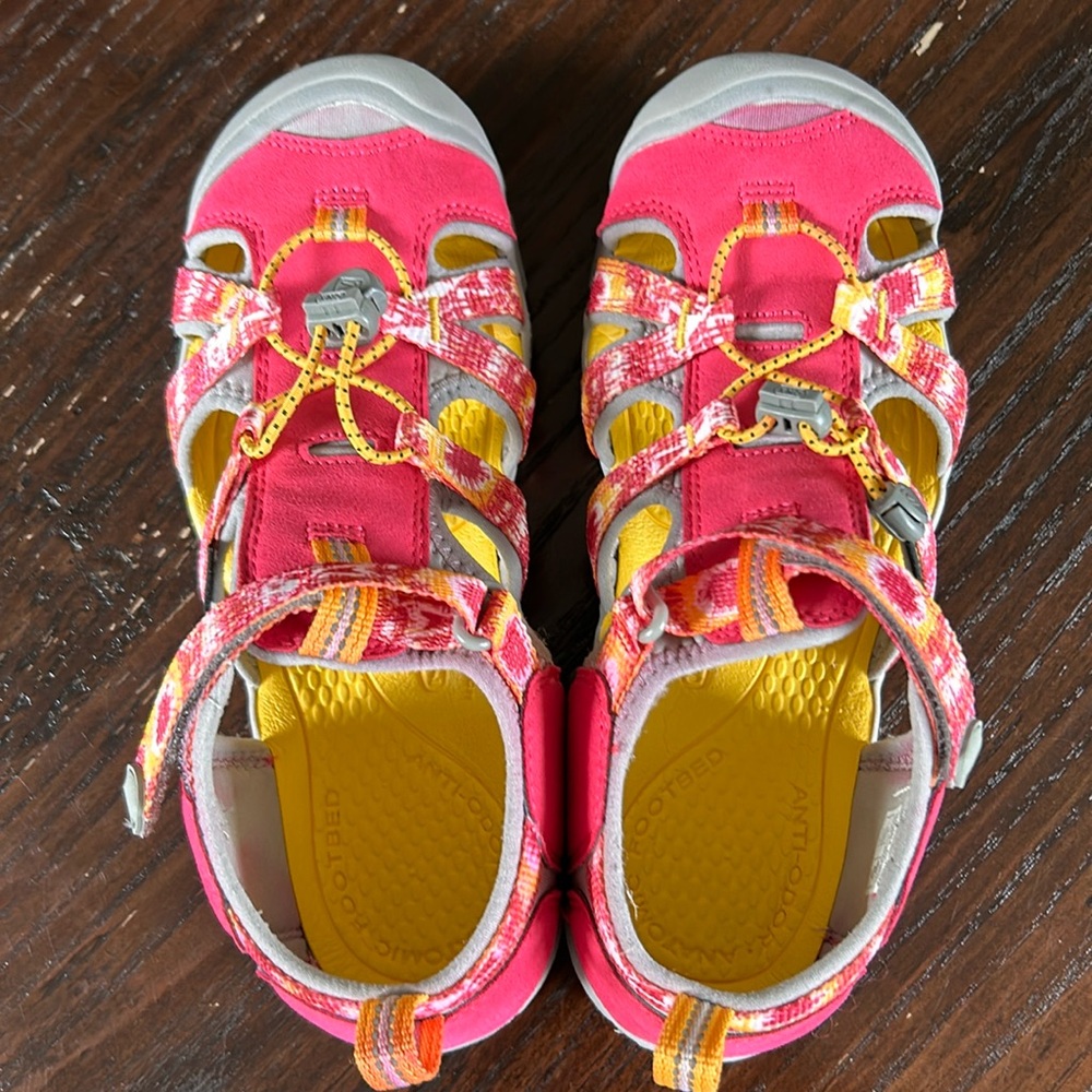 Keen’s waterproof washable women’s/girls hiking sandals / water shoes size 6